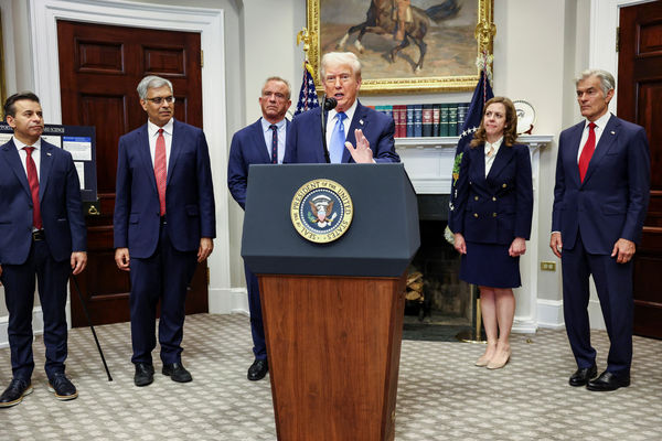 ▲▼美國總統川普在白宮召開記者會，美國衛生與公共服務部（HHS）部長小羅勃甘迺迪（Robert F. Kennedy Jr.）、FDA局長馬卡瑞（Marty Makary）、國家衛生研究院（NIH）院長巴塔查里亞（Jay Bhattacharya），以及美國醫療保險與醫療補助服務中心（CMS）主任奧茲（Mehmet Oz）也共同出席。（圖／路透）