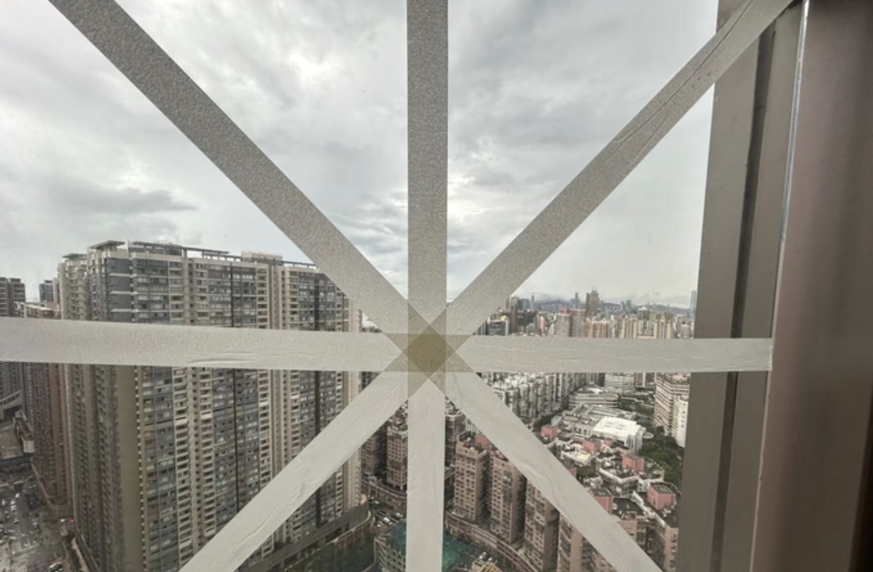 ▲樺加沙颱風來勢洶洶，首當其衝的廣東居民執行防颱準備。（圖／翻攝成都商報）