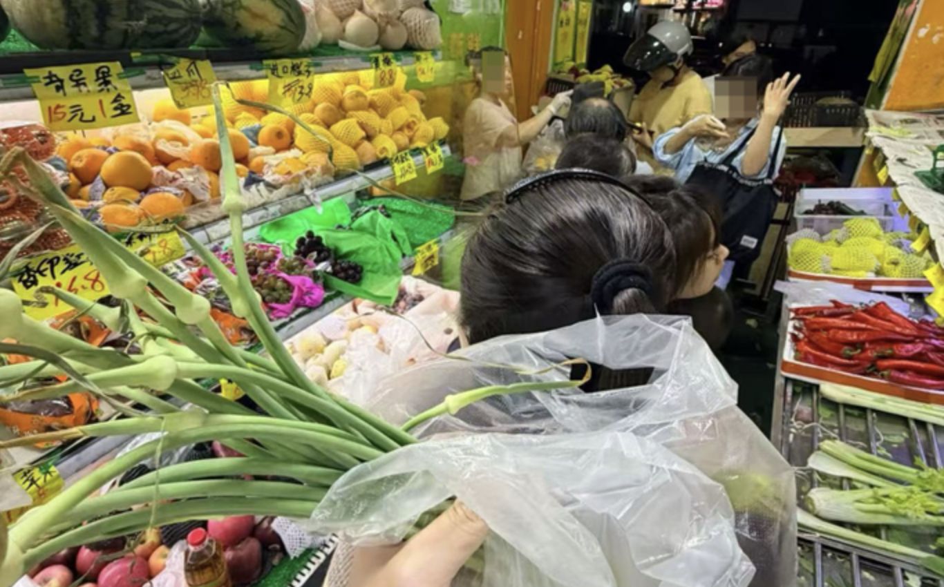 ▲樺加沙颱風來勢洶洶，首當其衝的廣東居民執行防颱準備。（圖／翻攝成都商報）