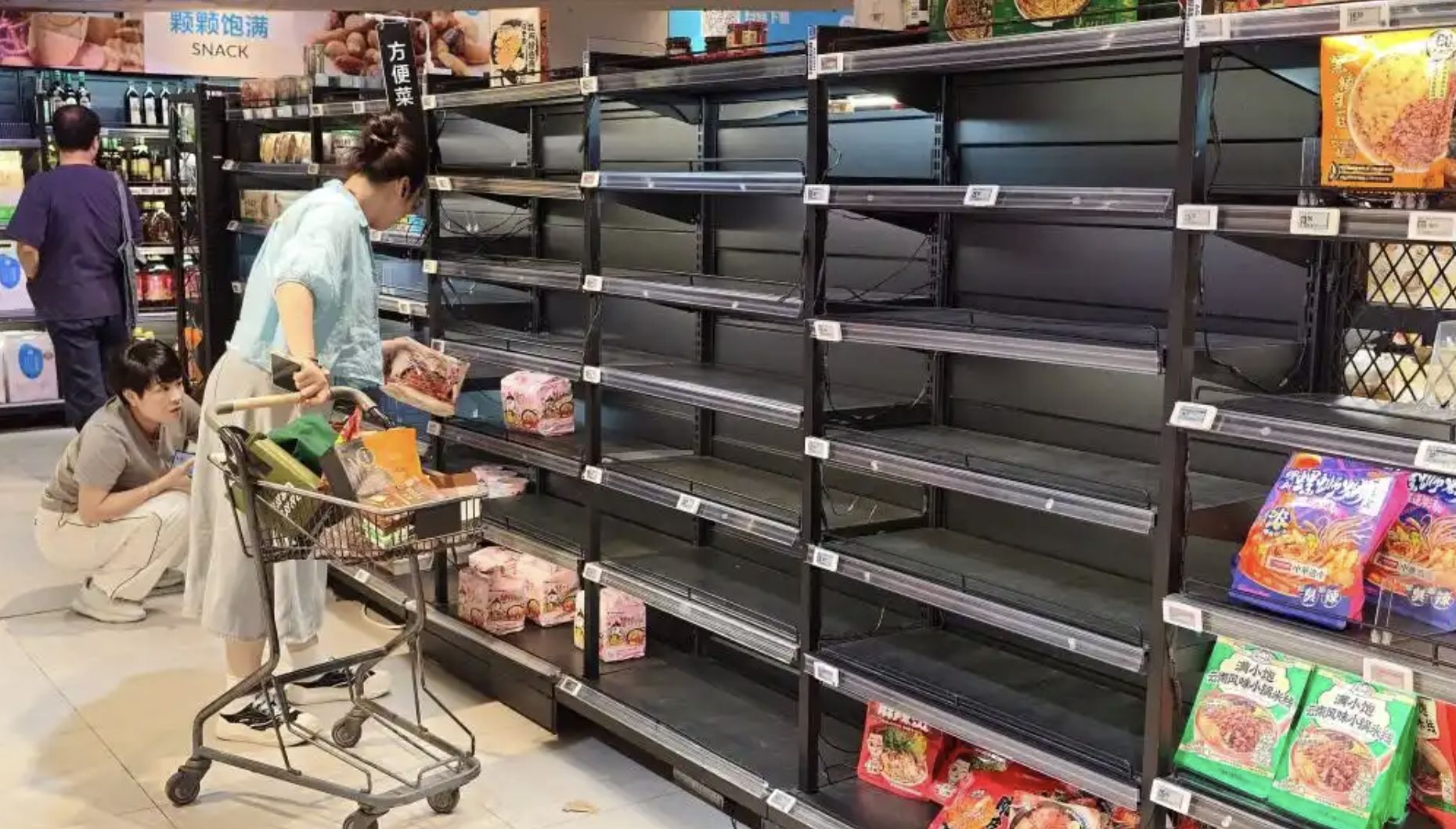 ▲樺加沙颱風來勢洶洶，首當其衝的廣東居民執行防颱準備。（圖／翻攝成都商報）