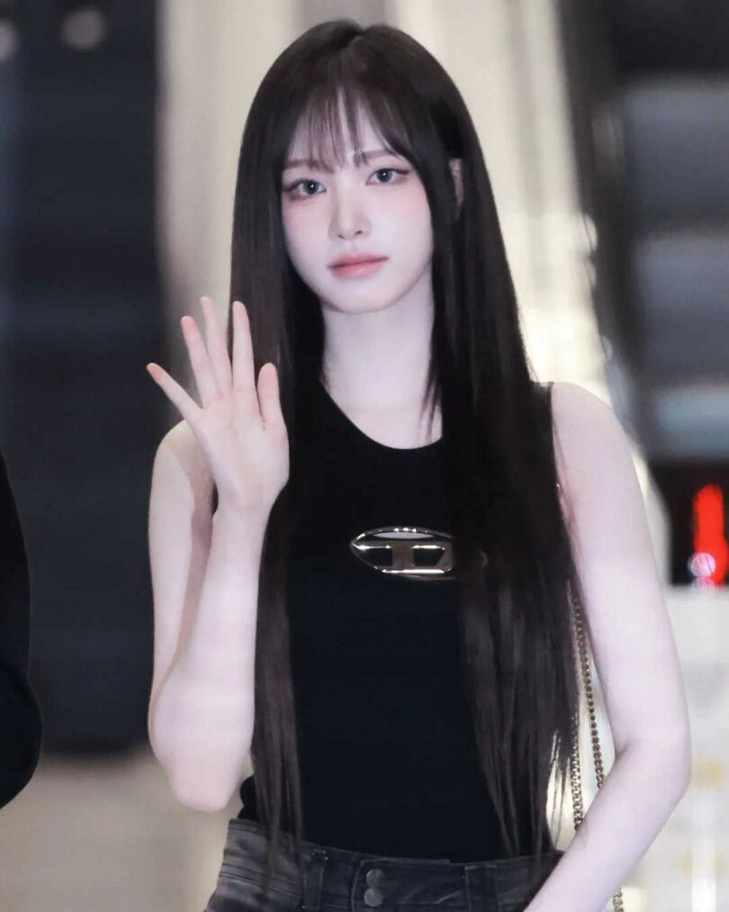 跟著張員瑛、IU、宋雨琦學初秋穿搭！甜妹、學院風到酷帥一次上手，這些單品衣櫃必備