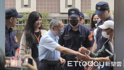 快訊/柯文哲今出庭!被問「屁股還好嗎」沒回應 走路有點不自然