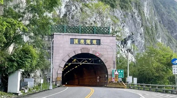 ▲匯德隧道南口出現泥流瀑布情形。（圖／翻攝自Google map）