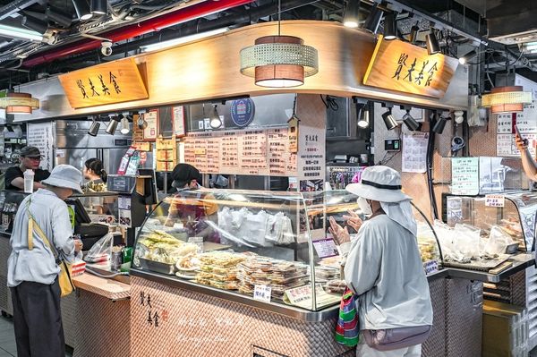 ▲▼台大公館美食「賢夫美食」，水源市場30年老攤，必買超人氣紫米芋頭糕好吃不甜膩推薦。（圖／部落客周花花提供）