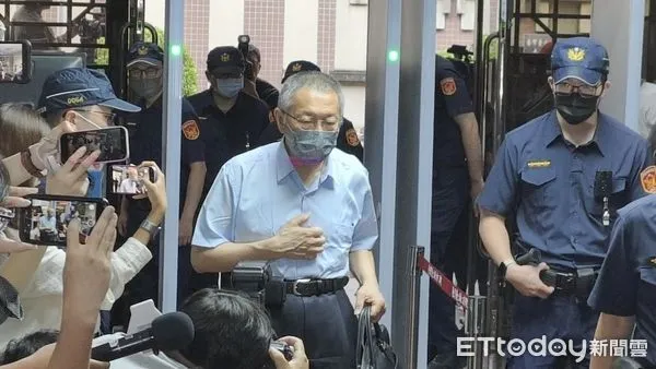 ▲柯文哲23日出庭，走路時步伐看起來有點不自然。（圖／記者黃哲民攝，下同）