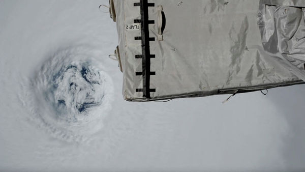 ▲▼國際太空站（International Space Station, ISS）飛越超級颱風樺加沙（Typhoon Ragasa）颱風眼上空。（圖／路透）