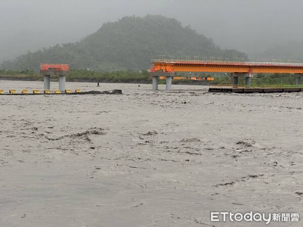 ▲▼樺加沙雨勢強勁，花蓮玉里鎮高寮便道日前才修復，23日上午再度被沖毀。（圖／玉里鎮公所提供，下同）