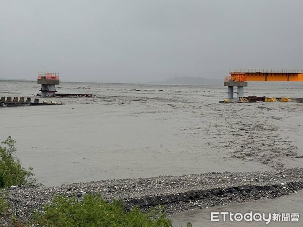 ▲▼樺加沙雨勢強勁，花蓮玉里鎮高寮便道日前才修復，23日上午再度被沖毀。（圖／玉里鎮公所提供，下同）
