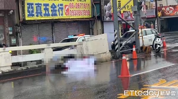 ▲台南市東區死亡車禍，女騎士頭顱破裂當場慘死。（圖／記者林東良翻攝，下同）