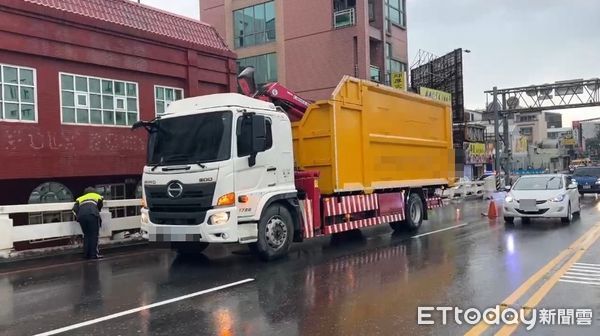 ▲台南市東區死亡車禍，女騎士頭顱破裂當場慘死。（圖／記者林東良翻攝，下同）