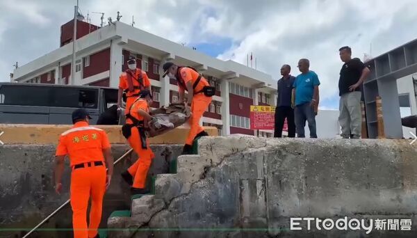 ▲▼澎湖海巡隊於18日在東吉海域尋獲24990包私菸。（圖／記者陳洋翻攝）