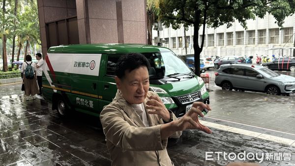 ▲▼趙少康否認罷免投票亮票，稱是展示已經投票，但被媒體用長鏡頭拍攝。（圖／記者黃宥寧攝）