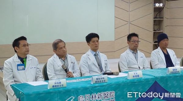 ▲烏日林新醫院各科醫師說明邵男傷勢，直言「是非常複雜的傷口」。（圖／記者白珈陽攝）