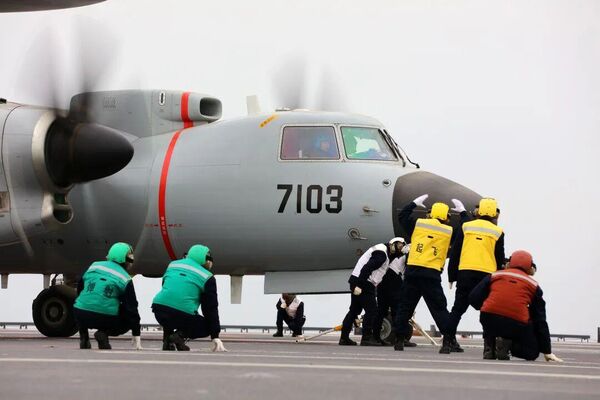 ▲▼空警-600艦載預警機在福建艦電磁彈射起飛前，放飛小組在引導戰機彈射入位。（圖／翻攝央視新聞）