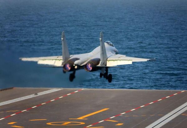 ▲▼殲-15T艦載戰鬥機在福建艦電磁彈射起飛。（圖／翻攝央視新聞）