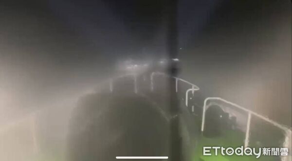 ▲▼海巡署PP-10081巡防艇昨日晚間前往驅逐越界作業的中國漁船 。（圖／記者林名揚翻攝）