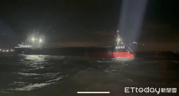 ▲▼海巡署PP-10081巡防艇昨日晚間前往驅逐越界作業的中國漁船 。（圖／記者林名揚翻攝）