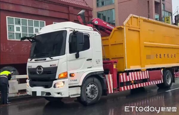 ▲台南市東區中華東路路橋23日上午發生死亡車禍，林姓女騎士遭大貨車擦撞喪命。（記者林東良翻攝，下同）