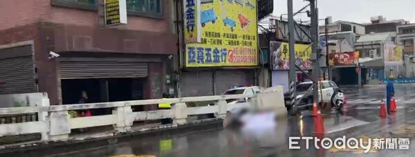 ▲台南市東區中華東路路橋23日上午發生死亡車禍，林姓女騎士遭大貨車擦撞喪命。（記者林東良翻攝，下同）