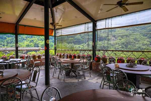 ▲▼三峽美食「荒郊野外土雞城」，享受溪谷景觀的在地美食餐廳。（圖／部落客陳小可提供）