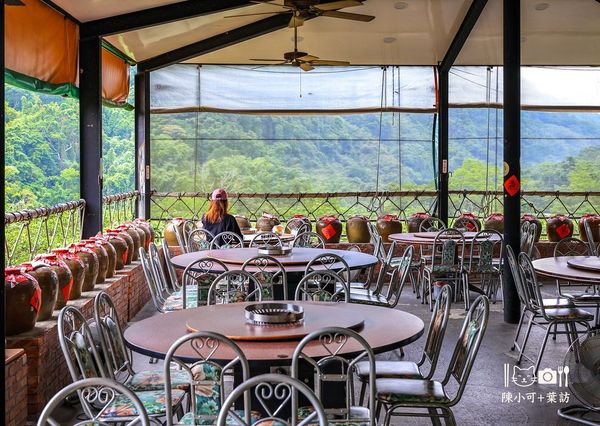 ▲▼三峽美食「荒郊野外土雞城」，享受溪谷景觀的在地美食餐廳。（圖／部落客陳小可提供）