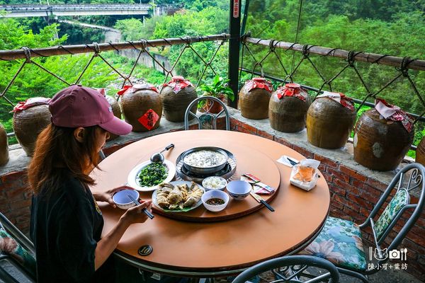 ▲▼三峽美食「荒郊野外土雞城」，享受溪谷景觀的在地美食餐廳。（圖／部落客陳小可提供）