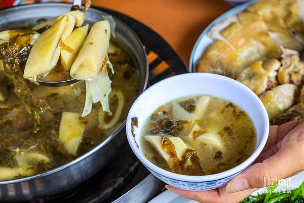 ▲▼三峽美食「荒郊野外土雞城」，享受溪谷景觀的在地美食餐廳。（圖／部落客陳小可提供）