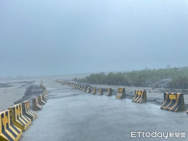 ▲▼受強烈颱風樺加沙豐沛雨量侵襲，花蓮富里鄉崙天便道再度遭沖毀。（圖／富里鎮公所提供）