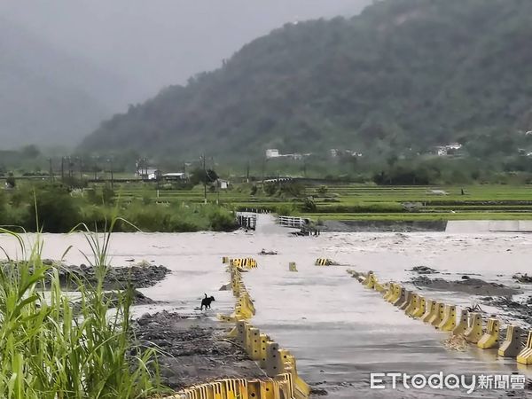 ▲▼受強烈颱風樺加沙豐沛雨量侵襲，花蓮富里鄉崙天便道再度遭沖毀。（圖／富里鎮公所提供）