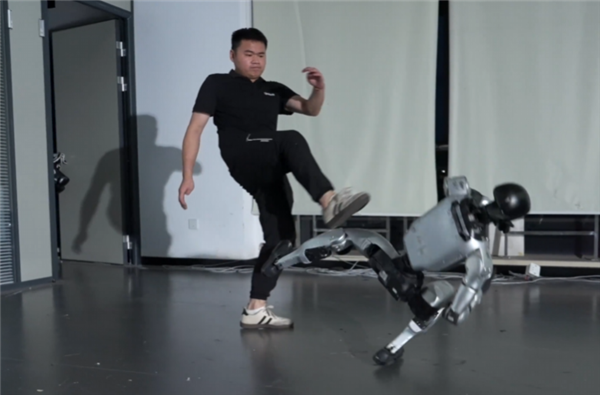 ▲▼宇樹G1機器人。（圖／翻攝微博）