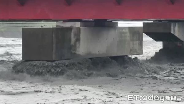 ▲金峰鄉嘉蘭村太麻里溪水暴漲。（圖／記者楊晨東翻攝）