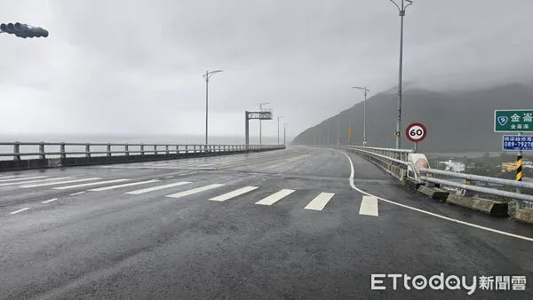 ▲台東大武分局協力工務段，解除部分預警性封閉道路。（圖／記者楊晨東翻攝）