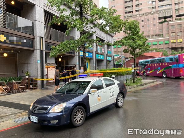 ▲▼新北市海山區松江街一家養生會館，今日上午遭不明人士潑汽油並點燃  。（圖／記者陳以昇翻攝）