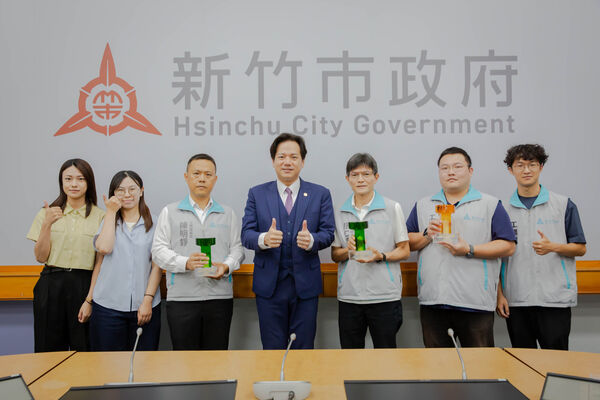 ▲工務處團隊於市務會議獻獎，代理市長邱臣遠肯定用心。（圖／新竹市政府提供）