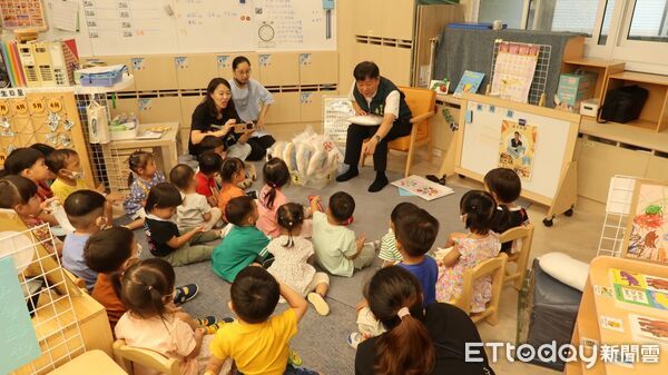 ▲台南市教育局長鄭新輝到北區立人國小附設幼兒園，陪幼兒共讀繪本《我們來洗手》。（記者林東良翻攝，下同）