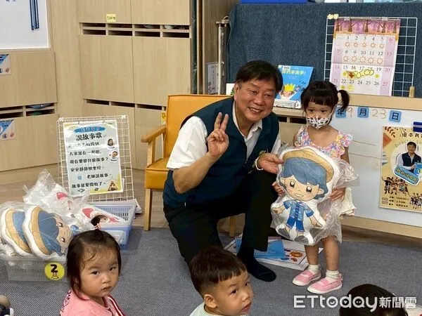 ▲台南市教育局長鄭新輝到北區立人國小附設幼兒園，陪幼兒共讀繪本《我們來洗手》。（記者林東良翻攝，下同）