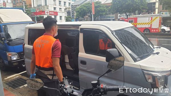 ▲▼北市廂型車滲出屍水，民眾立刻報警處理。(圖／記者邱中岳翻攝）