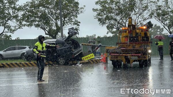 ▲警用車衝上分隔島撞擊燈桿，消防人員協助脫困後將3人送醫。（圖／記者王兆麟翻攝）