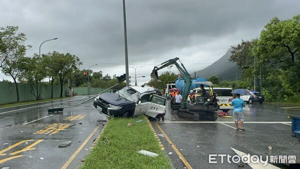 ▲警用車衝上分隔島撞擊燈桿，消防人員協助脫困後將3人送醫。（圖／記者王兆麟翻攝）