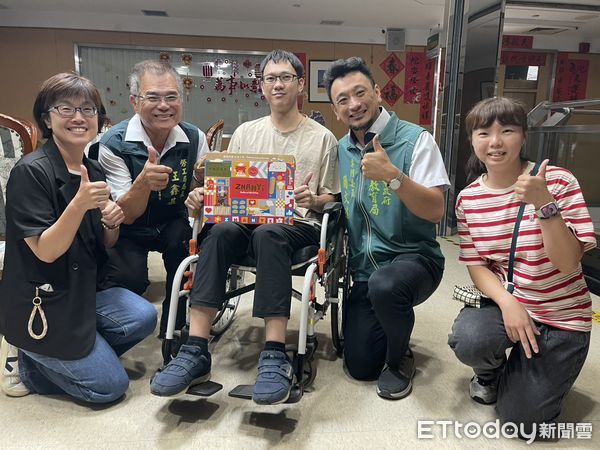 ▲台南市勞工局攜手亞航發送中秋禮盒與平安米，把佳節溫暖送到弱勢家庭。（記者林東良翻攝，下同）