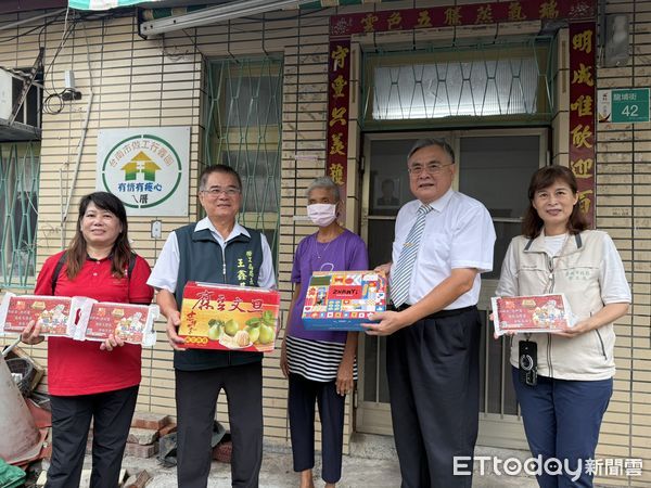 ▲台南市勞工局攜手亞航發送中秋禮盒與平安米，把佳節溫暖送到弱勢家庭。（記者林東良翻攝，下同）