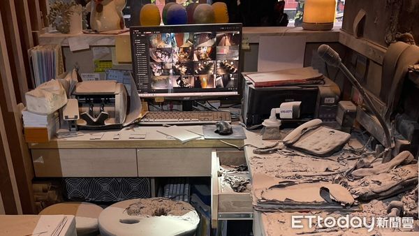 ▲▼板橋養生館櫃台都是滅火器滅火痕跡，監視器拍下正女全身包緊緊過馬路             。（圖／記者陳以昇翻攝）