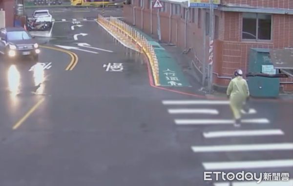 ▲▼板橋養生館櫃台都是滅火器滅火痕跡，監視器拍下正女全身包緊緊過馬路             。（圖／記者陳以昇翻攝）