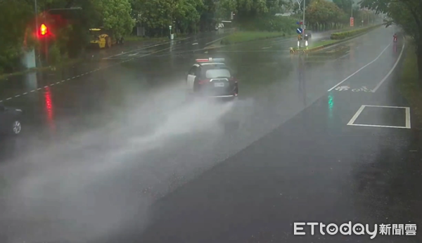 ▲▼花蓮警車押解人犯自撞分隔島，1警噴飛畫面曝光。（圖／記者王兆麟翻攝）