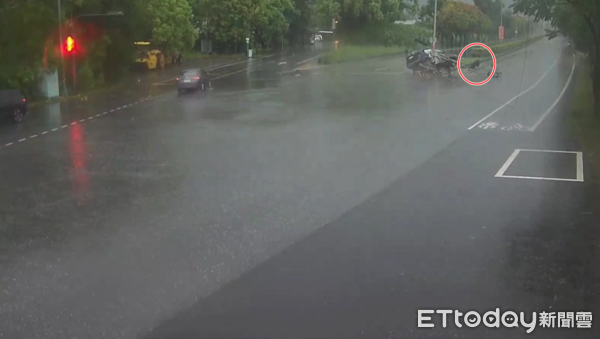 ▲▼花蓮警車押解人犯自撞分隔島，1警噴飛畫面曝光。（圖／記者王兆麟翻攝）