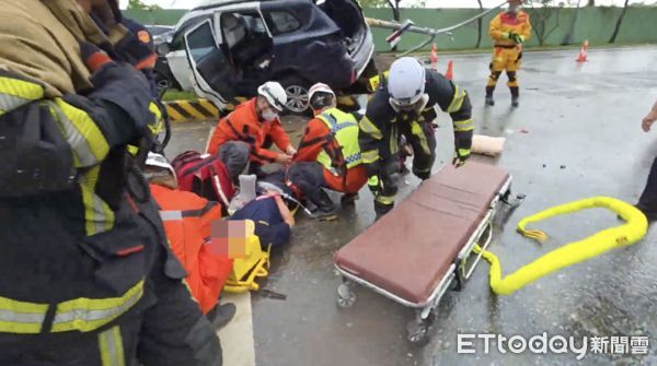 ▲▼花蓮警車押解人犯自撞分隔島，1警噴飛畫面曝光。（圖／記者王兆麟翻攝）