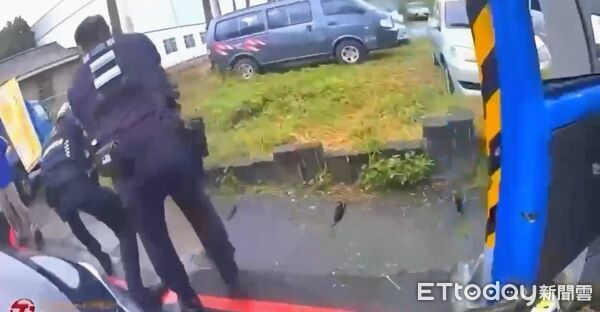 記者  李陳信得／台中報導  臺中市政府警察局東勢分局於今(23)日上午10時55分許，於東勢區新盛街與新盛九街口查獲一名涉嫌汽車竊盜之張姓男子。警方日前接獲情資，指一部自小貨車（車號MF-**23）疑涉竊盜並出現在本轄，經調閱車行紀錄確認後，本分局立即派員展開巡查。員警於新盛街口發現該車後，隨即埋伏監控，並於時機成熟時上前攔查。  過程中，張嫌拒捕並駕車強行衝離，波及一輛自小客車後，隨即失控自撞電線桿。員警旋即採取破窗行動，並在支援警力到場後運用優勢警力，成功將張嫌制伏逮捕。並於車上起獲安非他命及海洛英等毒品。張嫌頭腳擦挫傷，經送醫治療後由警方戒護，逮捕過程中，本所員警手部受傷，亦送醫治療。  事故現場已通知鑑識小隊蒐集跡證，並由交通分隊進行事故測繪。後續依竊盜罪及毒品危害防治條例偵辦，因張嫌涉及多起竊盜案件，將報請檢察官聲請預防性羈押，避免再犯。東勢分局表示，警方面對不法行為，將秉持嚴正執法態度，展現打擊犯罪、維護治安的決心；同時也呼籲社會大眾切勿心存僥倖，觸法行為必將依法究辦。