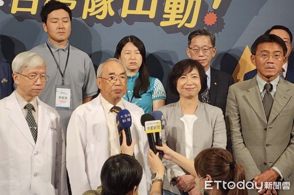 ▲茂盛醫院今宣布啟動「生殖醫學創生國際村」，李茂盛院長帶領產業代表齊喊口號。（圖／記者游瓊華翻攝）