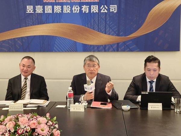 ▲左起昱台總經理林興芳、董事長劉枋、財務長蕭家辭。（圖／記者張佩芬攝）