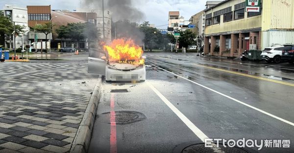 ▲台南安平區一輛自小客車行駛中突冒煙起火，所幸女駕駛及時脫困未受傷。（記者林東良翻攝，下同）
